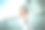 一名亚洲女性在公园里使用智能手机图片下载