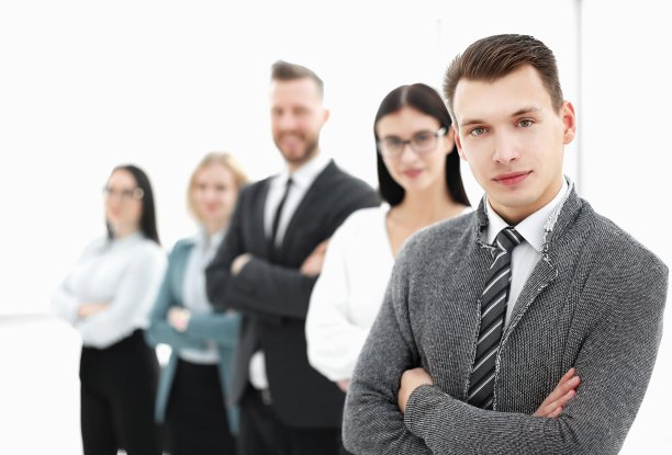 年轻的商人站在他的商业团队面前图片下载