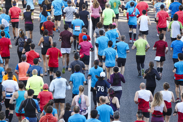 街上的跑步者。运动员在运动。城市的竞争。人群图片下载