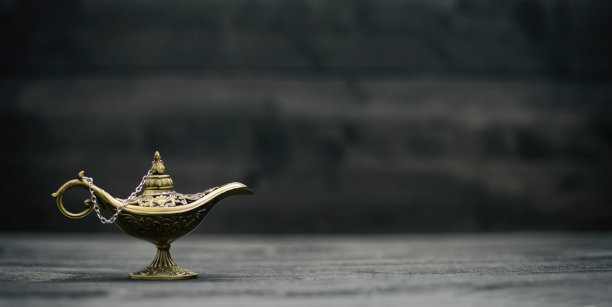 黑色木质背景上的阿拉丁神灯图片下载