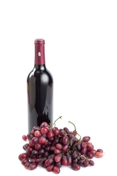 一串葡萄和一瓶葡萄酒在白色的背景图片下载