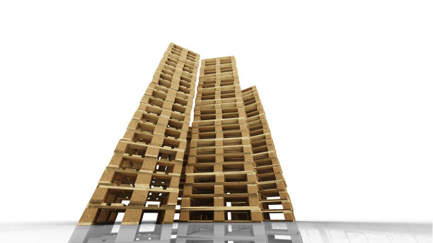 四个非常高的木托盘栈的低角度视图图片下载