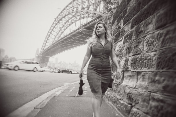 在悉尼的海港桥下散步的女人图片下载