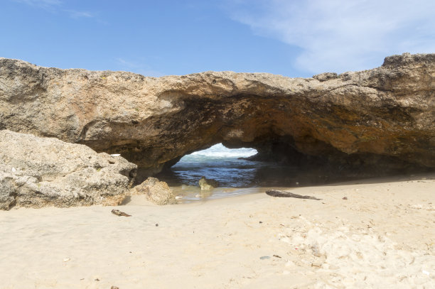 崎岖的阿鲁巴东部海岸线附近的一个天然桥岩石地层图片下载