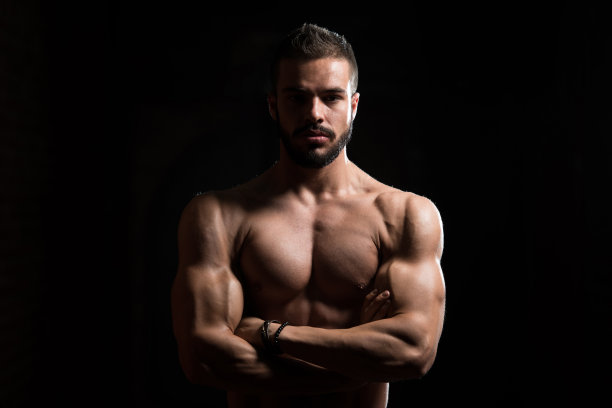 健身房里的严肃模特图片下载