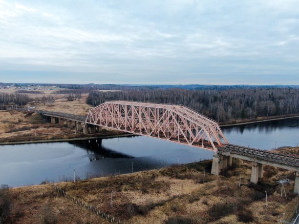 河上铁路桥和高速公路鸟瞰图。无人机上的照片图片下载