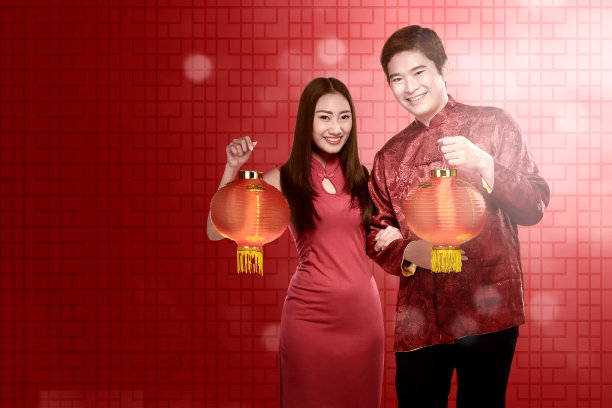 身穿旗袍、手捧灯笼的亚洲华人夫妇图片下载