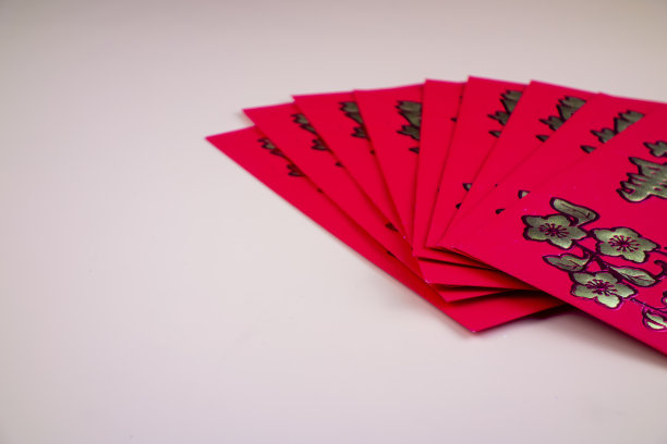 绿色背景上有一些红色的袋子图片下载