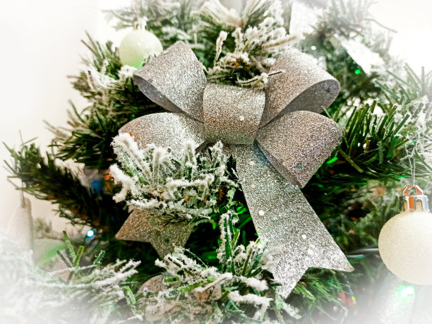 圣诞树上的银色蝴蝶结图片下载