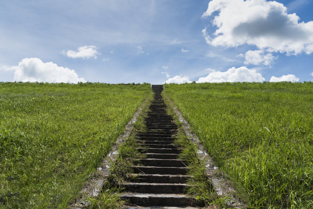 一道石阶高耸入云。51、概念上有通往天堂的阶梯，概念上有成长的道路，概念上有天空的道路图片下载
