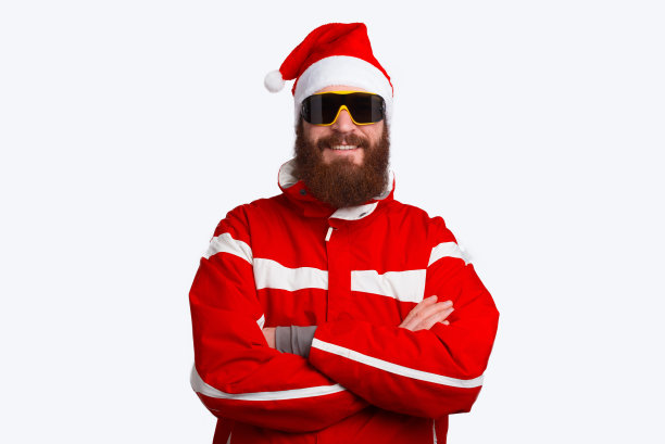 微笑的胡子男子的肖像，登山者戴着圣诞老人的帽子图片下载