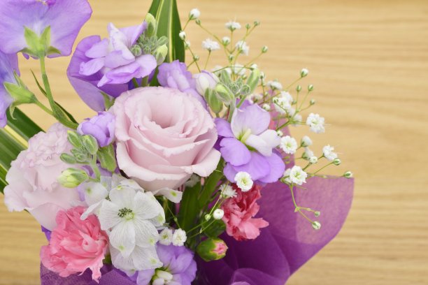 花束，木纹背景图片下载