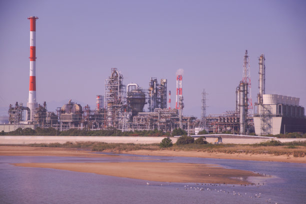 日本工业区的沿海景观图片下载