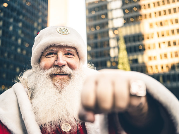 市中心街道上的圣诞老人图片下载