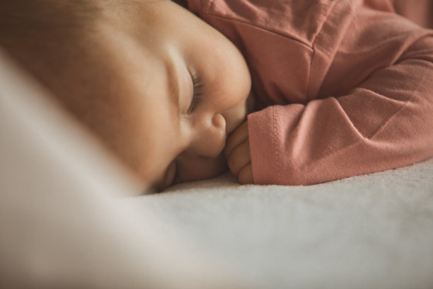 在梦境中熟睡的婴儿图片下载