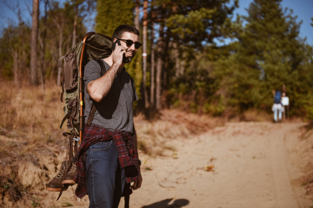 穿过树林的徒步旅行者图片下载
