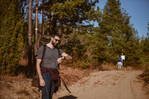 穿过树林的徒步旅行者图片下载