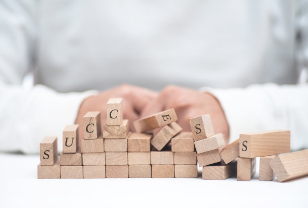 商人安排木块与成功字白色背景图片下载