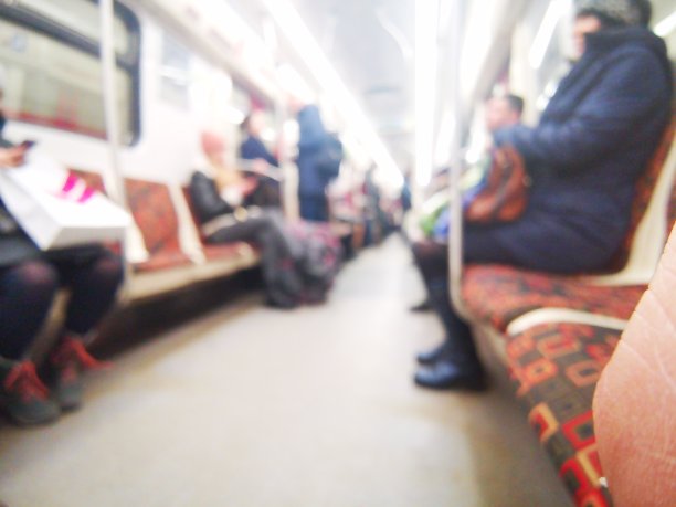 地铁的人图片下载