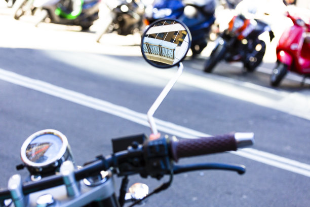 摩托车反光镜与办公大楼的反射，背景与拷贝空间图片下载