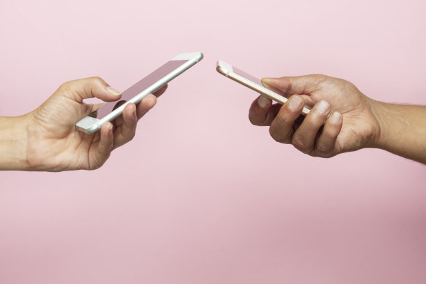 两只手拿着手机图片下载