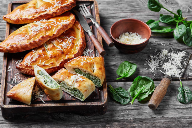 加菠菜和芝士馅的封闭式披萨图片下载