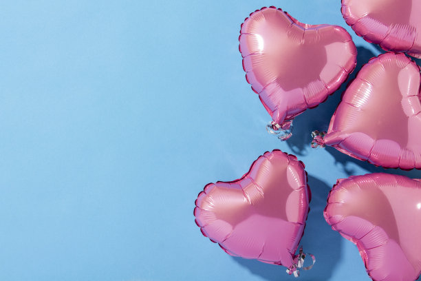 蓝色背景上的心形气球。自然光线。横幅。概念爱情、婚礼、照片专区。平躺，俯视图图片下载