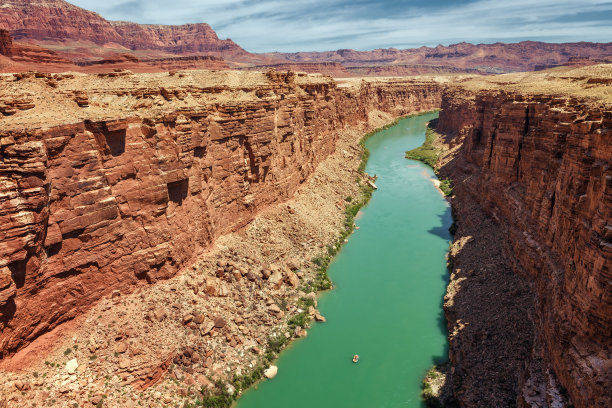 从纳瓦霍桥，亚利桑那州北部的科罗拉多河峡谷大理石峡谷的风景图片下载