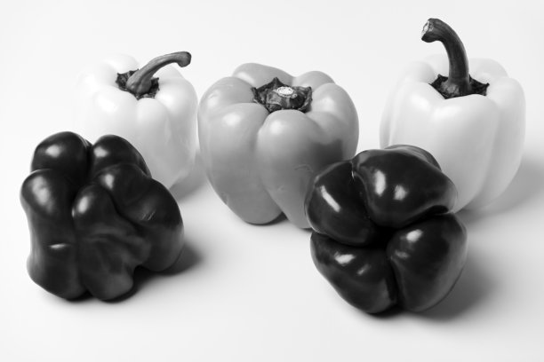 非常独特的灯笼椒在黑色和白色的光表面图片下载