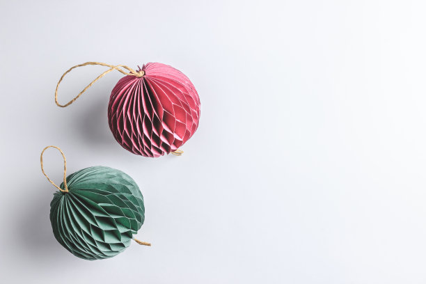 圣诞节背景与时尚的纸装饰在白色的背景。前视图。副本的空间。平躺图片下载