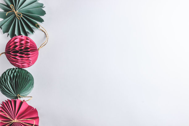 圣诞节背景与时尚的纸装饰在白色的背景。前视图。副本的空间。平躺图片下载