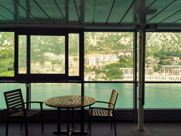 双人桌，视野好图片下载