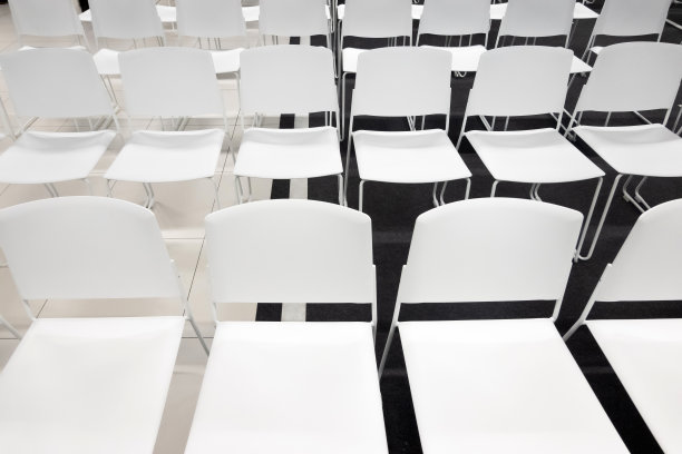 成排的白色塑料椅子用于正式会议、会议、演讲、毕业典礼。满屋子的白色空椅子。图片下载
