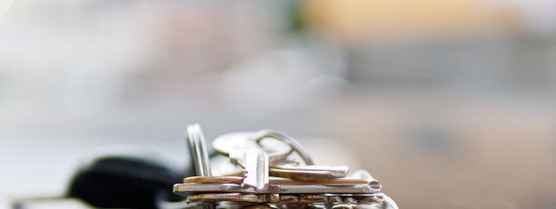 车顶上有很多钥匙图片下载