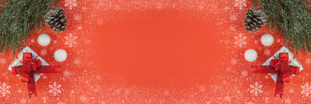 圣诞背景用美丽的礼品盒或礼盒，松果和装饰雪球，过节。俯视图图片下载