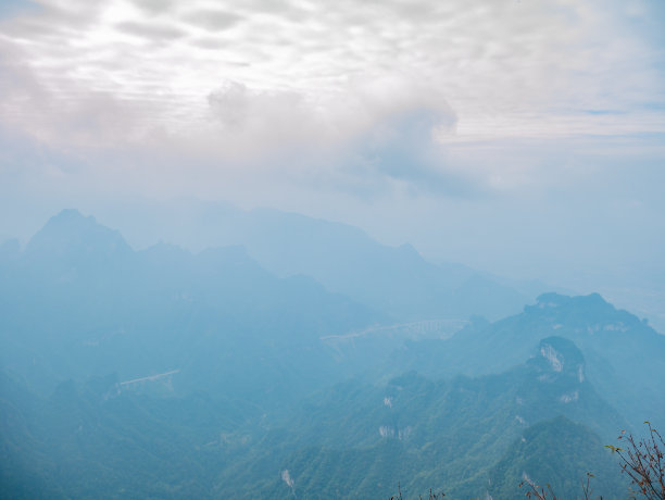 中国张家界天门山国家公园的美丽景色和晴朗的天空图片下载