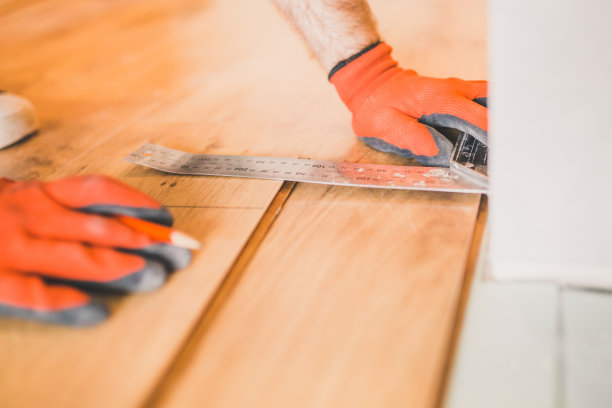 一名男子以一种漂浮的方式专业地安装层压板图片下载