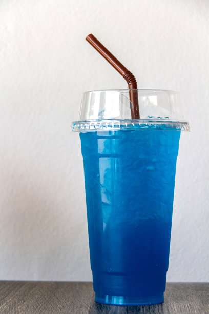 塑料杯装的蓝色意大利苏打水图片下载