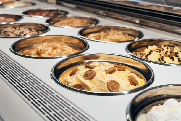 冷冻柜台上的冰淇淋图片下载