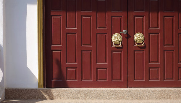 带楼梯的传统木门图片下载