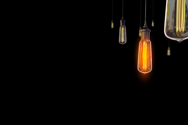 3d渲染插图。一套逼真的爱迪生灯泡。复古电灯发光灯泡孤立在黑色。室内装饰元素和商业创意创意思维概念图片下载