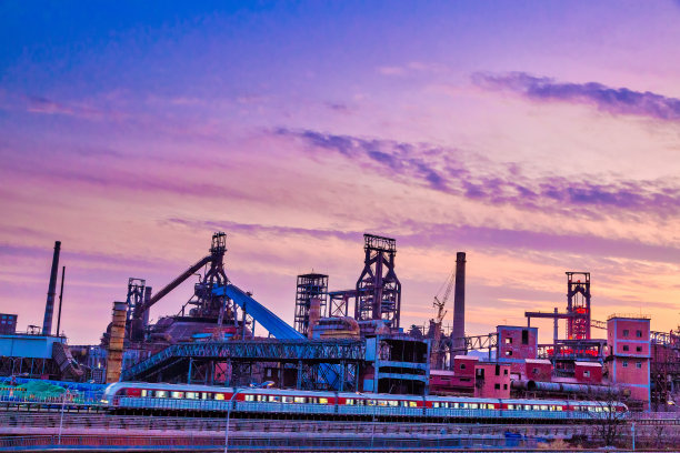 旧钢长，剪影和城市轻轨图片下载