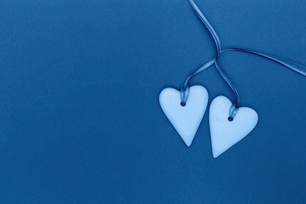 两颗心一起经典的蓝色调。爱浪漫的概念。T情人节的背景。最小的风格。图片下载