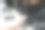 美甲师为客户涂指甲油。戴着黑手套的美甲大师在一个女人的指甲上做法式美甲图片下载