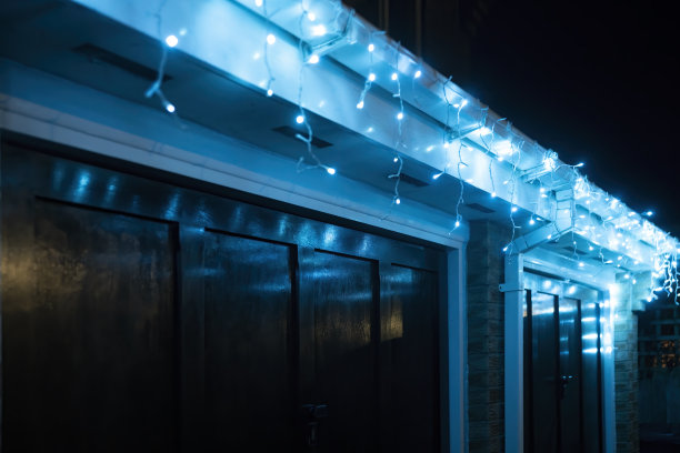 双层车库周围的圣诞彩灯图片下载