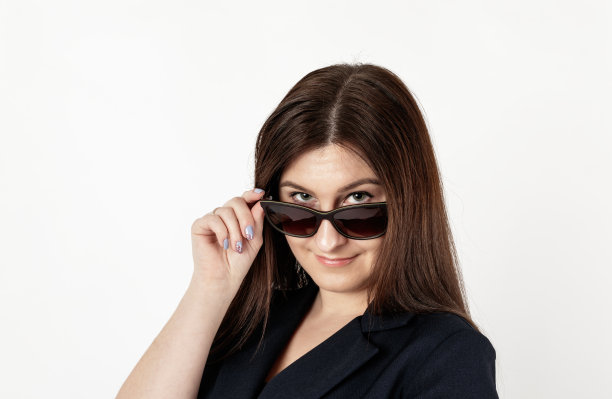 戴墨镜的年轻女子。图片下载
