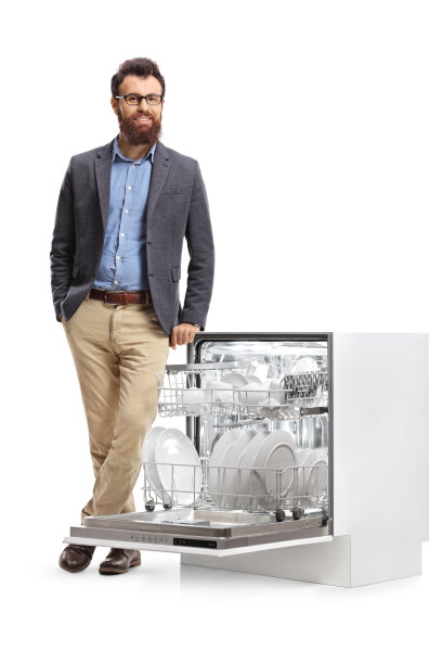 大胡子男人站在开着的洗碗机旁图片下载