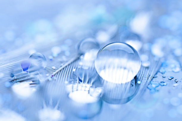 美丽透明的水滴或雨水在柔软的背景。放大照相。桌面背景。有选择性的重点。图片下载