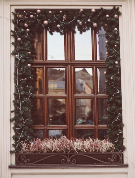 圣诞花环，冬天用树枝、装饰品、球和丝带做成的装饰窗图片下载