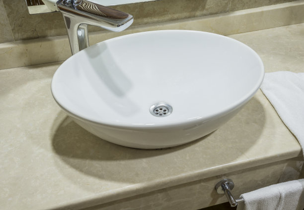 现代化的圆形脸盆在公寓或酒店图片下载